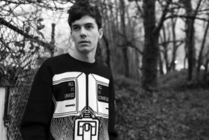 G Jones durante un DJ set di musica elettronica underground