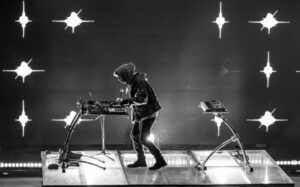 G Jones sul palco durante un live A/V set di Bass Music