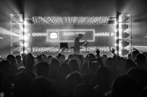 G Jones in concerto con visuals immersivi durante il live A/V tour