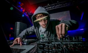 G Jones durante una live performance di Glitch Hop e Bass Music