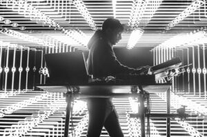 G Jones live sul palco durante un concerto di musica elettronica