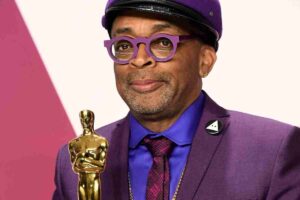 Spike Lee con i suoi iconici occhiali rossi, dettaglio dello stile del regista di Brooklyn