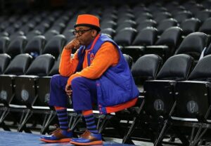Spike Lee, regista di Fa' la cosa giusta e Malcolm X, in una posa iconica