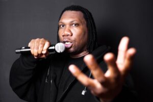 KRS-One in primo piano, ritratto professionale, sguardo diretto