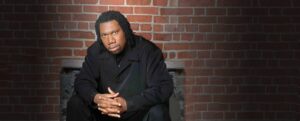 KRS-One sul palco durante un concerto, microfono in mano