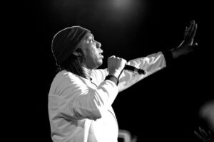 KRS-One live, performance su un palco Hip Hop