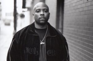 Nate Dogg ritratto in bianco e nero, crooner di Long Beach e voce iconica del G-Funk