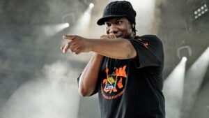 KRS-One live sul palco, performance rap