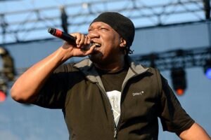 KRS-One durante uno show, microfono in mano