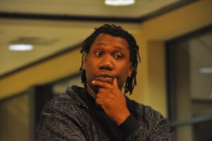 KRS-One firma copie del libro The Gospel of Hip Hop a un evento