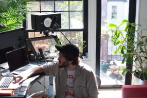 Baauer, producer di Brooklyn autore di Harlem Shake, al home studio nel 2020