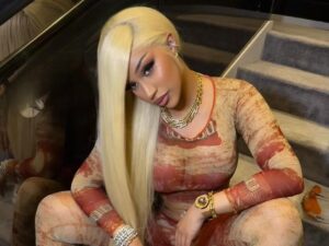 Cardi B in un ritratto – icona del RAP femminile e del femminismo contemporaneo
