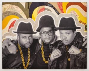Cey Adams con Run-DMC davanti a un piece di graffiti, icone della cultura Hip Hop newyorkese