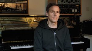 Clark al pianoforte in studio di registrazione
