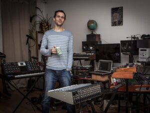 Clark in mezzo al suo setup di sintetizzatori per le esibizioni live