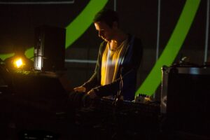Clark durante il soundcheck al festival Mutek 2013, live electronics