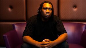 KRS-One in posa, ritratto artistico del Blastmaster e filosofo dell'Hip Hop