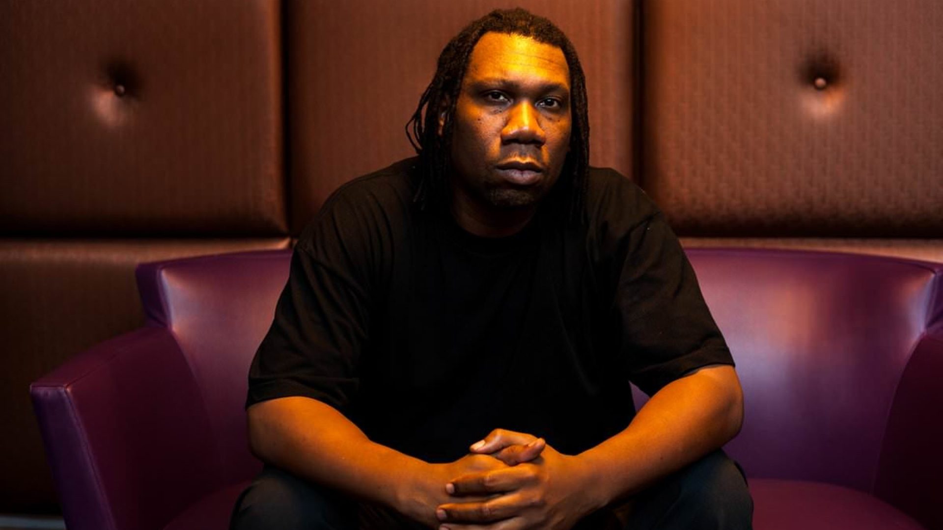 KRS-One in posa, ritratto artistico del Blastmaster e filosofo dell'Hip Hop