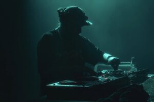 Kursa al live hardware set con strumentazione elettronica, producer di Neurohop e Glitch Hop underground