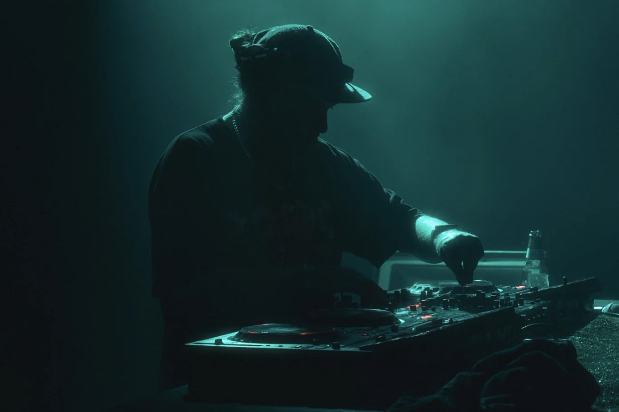 Kursa al live hardware set con strumentazione elettronica, producer di Neurohop e Glitch Hop underground