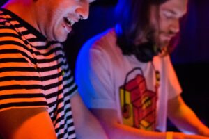 Kursa e Seppa del collettivo Slug Wife in un live di musica elettronica underground UK