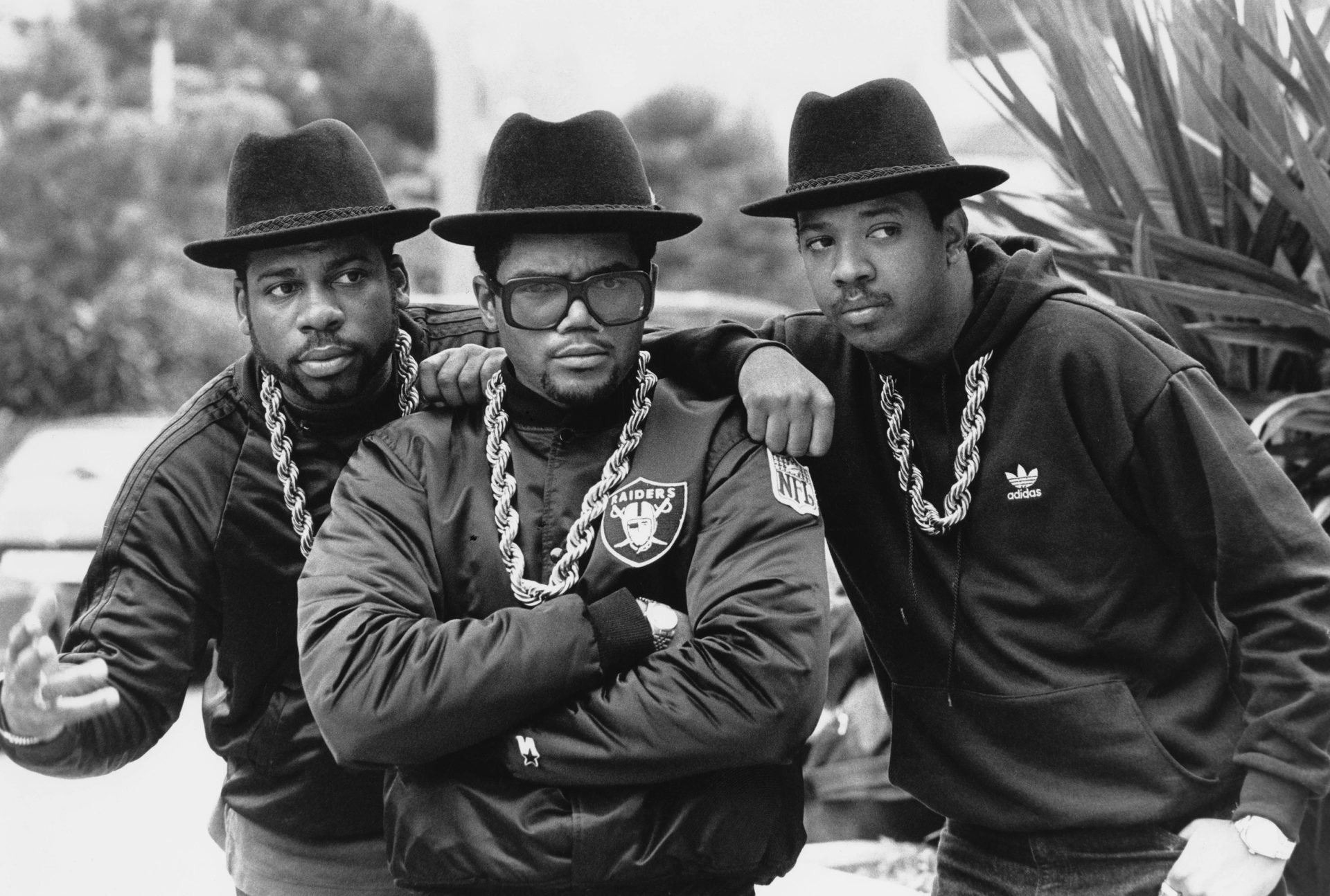 Run-DMC con tute Adidas e Superstar senza lacci, anni '80