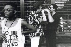 Scena urbana di Brooklyn anni '80 che richiama l'ambientazione di Do The Right Thing