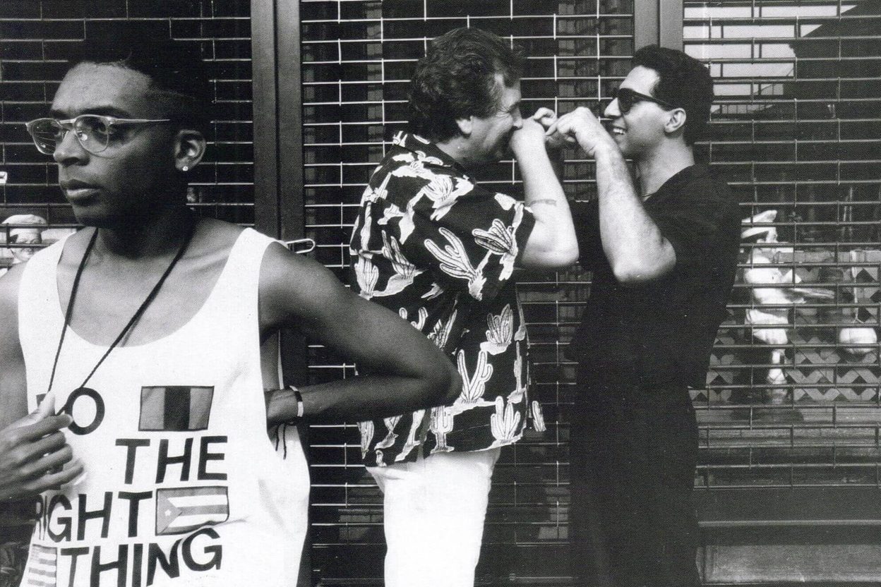 Scena urbana di Brooklyn anni '80 che richiama l'ambientazione di Do The Right Thing