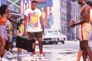 Scena di Do The Right Thing (1989): l'isolato di Bedford-Stuyvesant nel giorno più caldo