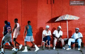 Scena di Do The Right Thing (1989): tensione sociale nel quartiere di Bed-Stuy Brooklyn