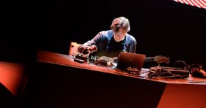 Alva Noto e Fennesz in live performance — musica elettronica sperimentale (foto Petra Hajska)