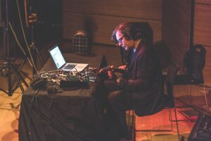 Christian Fennesz portrait — artista glitch ambient austriaco