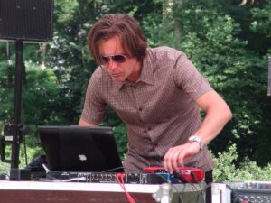 Fennesz live in concerto a Parigi — performance di glitch ambient