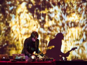 Christian Fennesz live con chitarra Jazzmaster — set di glitch ambient dal vivo