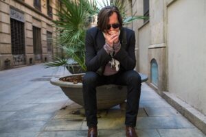 Fennesz i seduto su una panchina durante un'intervista