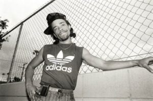 Ice-T da giovane in bianco e nero, agli esordi della carriera nel Gangsta Rap di Los Angeles