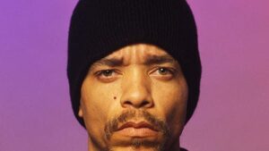 Ice-T sul palco durante un esibizione, icona del Gangsta Rap e del crossover rap-metal