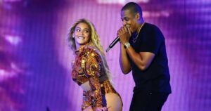 Jay-Z e Beyoncé durante il concerto live degli OMA a Milano come The Carters