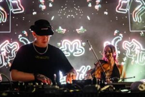 Kursa e Alicia Kiah al festival Submersion 2024, performance di elettronica sperimentale