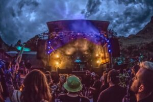 Kursa durante una performance live all'aperto, set di Neurohop e Glitch Hop in un canyon