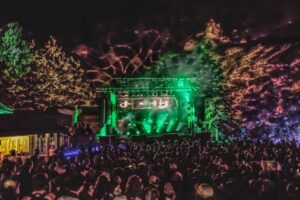 Kursa in un live set outdoor in un canyon, performance di musica elettronica immersiva