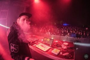Kursa in esibizione live, performance di Neurohop e Glitch Hop su hardware elettronico