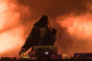 Kursa durante un live set di musica elettronica underground, Glitch Hop e Neurohop