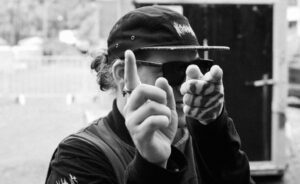 Kursa, alias Oska Turton, producer britannico fondatore del Neurohop e del Glitch Hop sperimentale