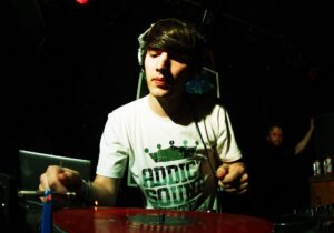 Netsky, DJ e produttore belga tra le figure più popolari del Drum and Bass crossover europeo
