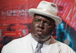 The Notorious B.I.G. in abito e cappello bianco, stile inconfondibile Bad Boy Records