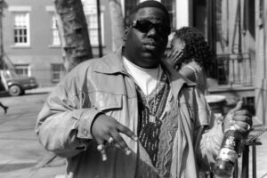 The Notorious B.I.G. in strada a Brooklyn, ritratto in bianco e nero anni 90