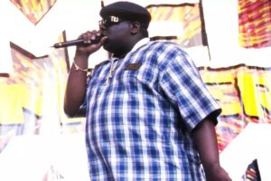 The Notorious B.I.G. durante una performance live, Christopher Wallace sul palco