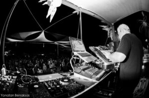 Ott sul palco durante una performance live di musica psybient