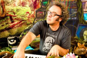 Ott producer britannico in studio con synth analogici e setup Ableton
